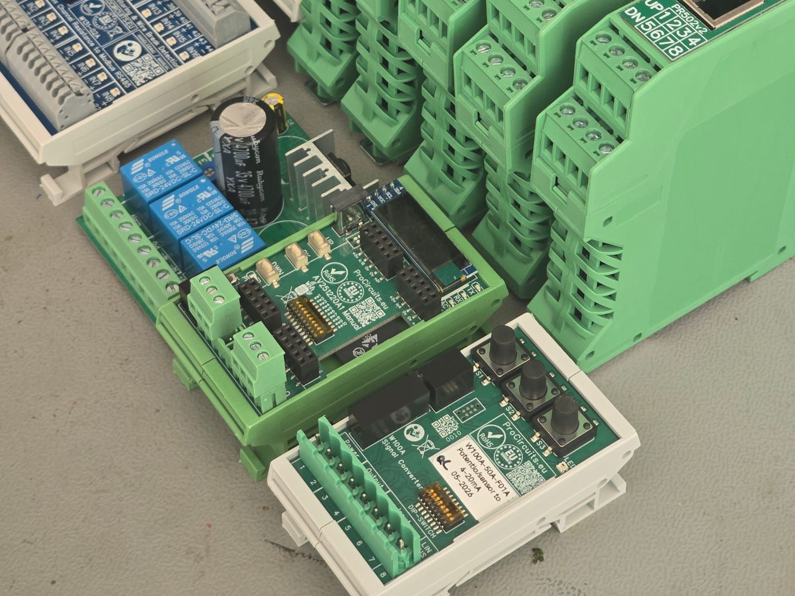 Signaalomvormers en besturingen van ProCircuits in DIN-rail behuizingen