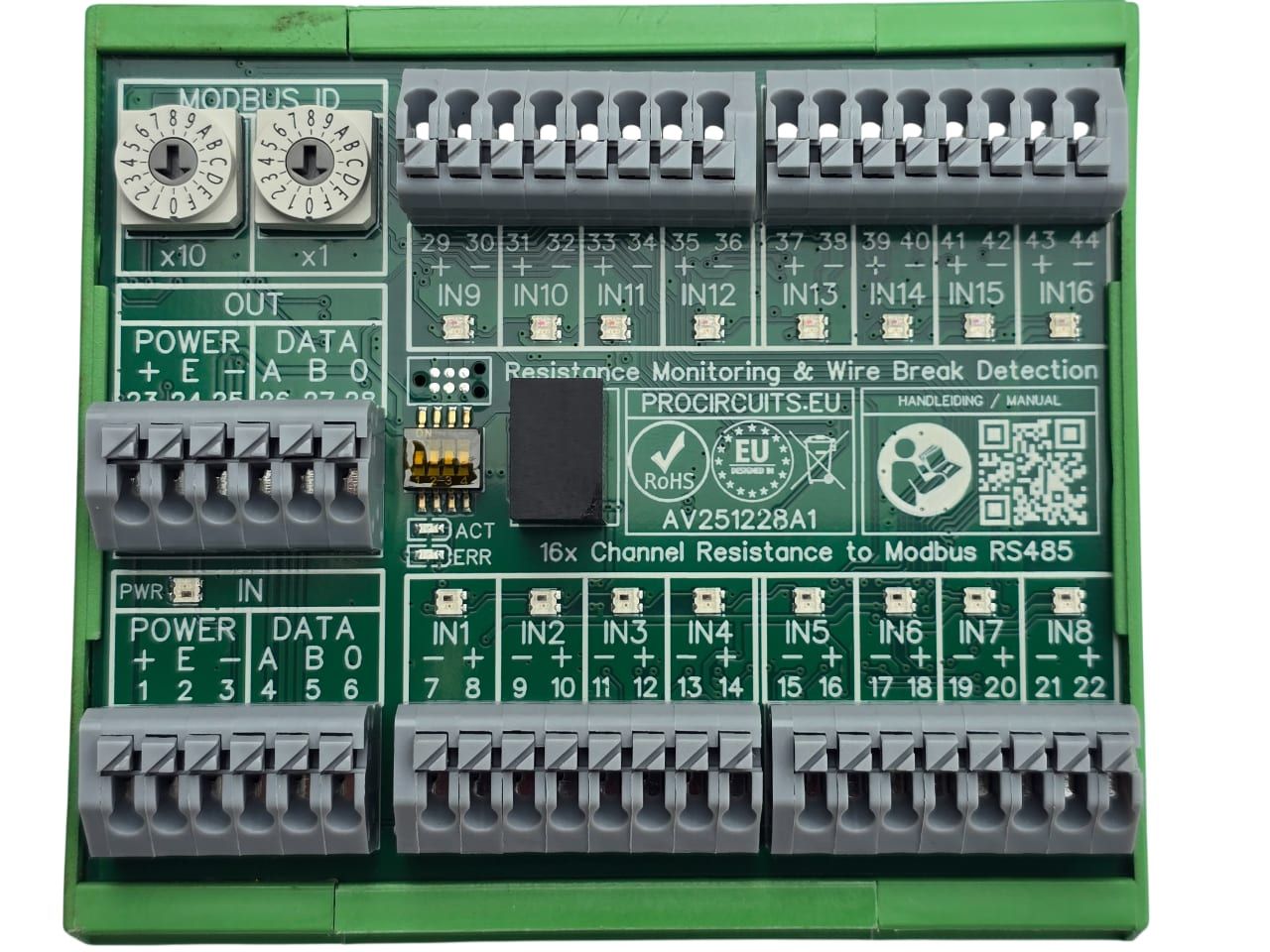 Modbus-meetmodule van boven: draaischakelaars voor het Modbus-adres, voeding en RS485 in en uit, ingangen IN1 tot IN16 (getoond: print van de AV251228A1)