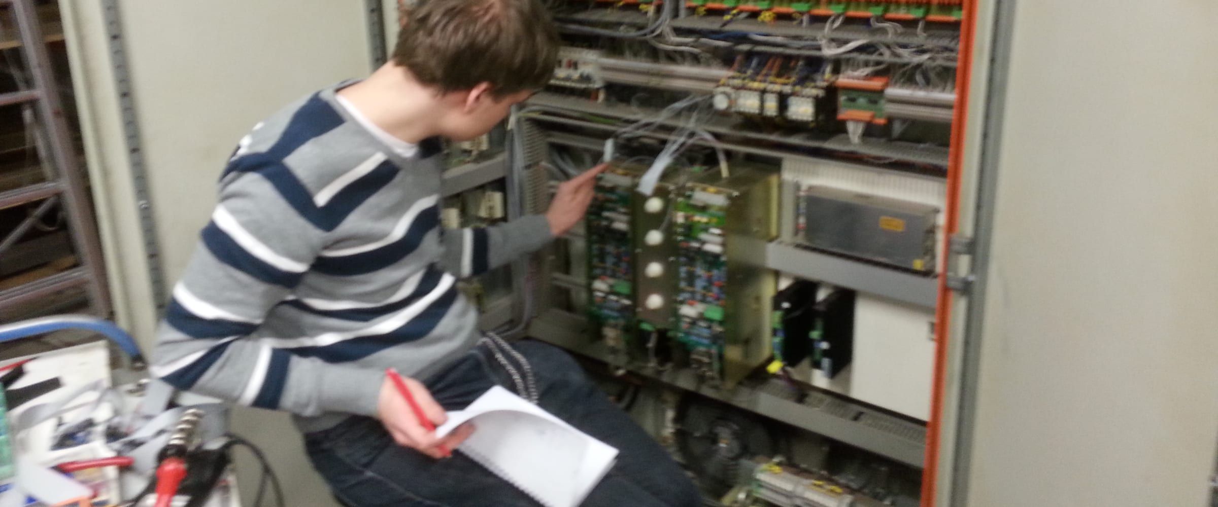 Technici aan het werk in een productiehal