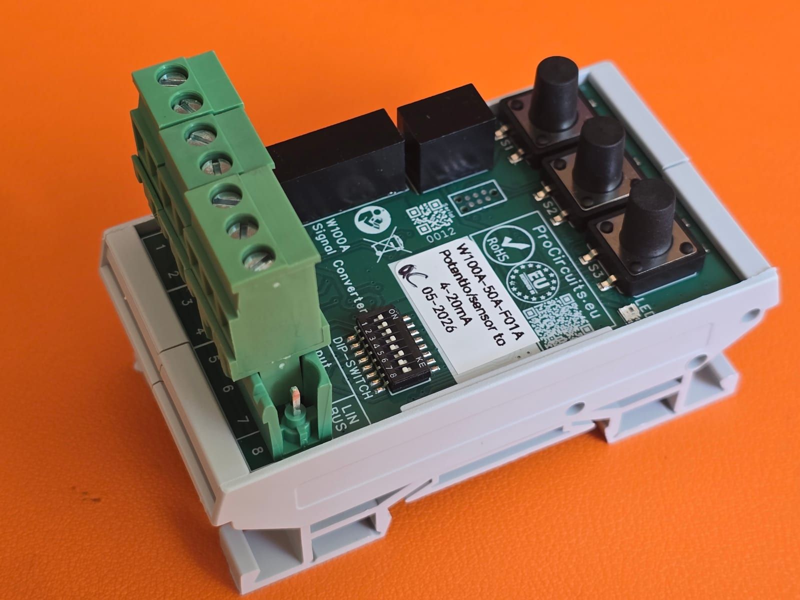 Signaalomvormer van ProCircuits op een DIN-railhouder, met het logo op de print