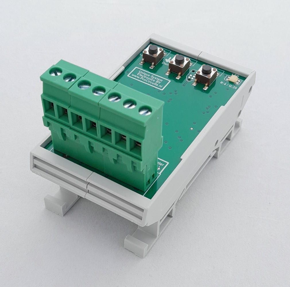 PR100-module in DIN-railhouder, schuin van voren