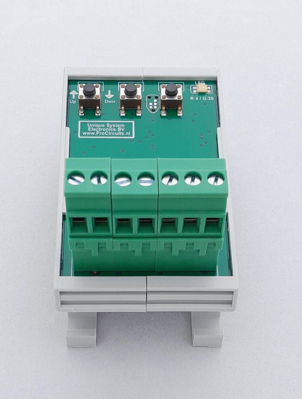 PR100-module in DIN-railhouder, vooraanzicht met drukknoppen en schroefklemmen