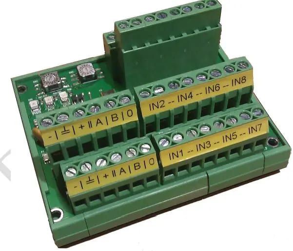 PR131-module met gele klemmenstroken voor voeding, RS485 en ingangen, schuin van voren