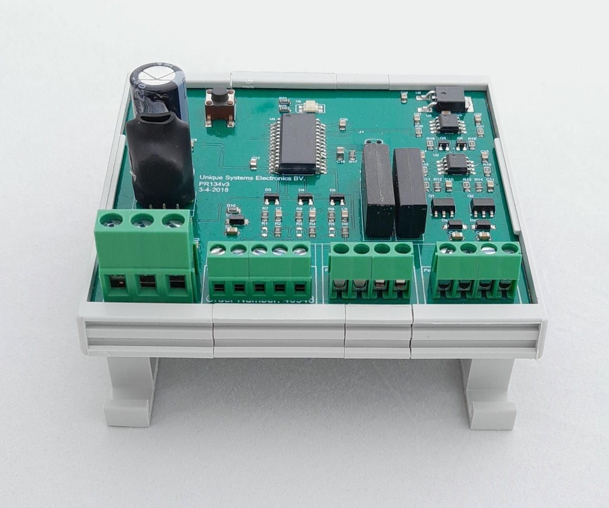 PR134-module, vooraanzicht met de klemmen voor voeding, ingangen en uitgangen