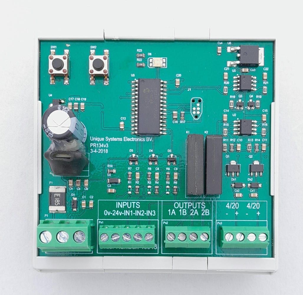 PR134-module van boven: knoppen SW1 en SW2, led en klemmen INPUTS, OUTPUTS en 4/20