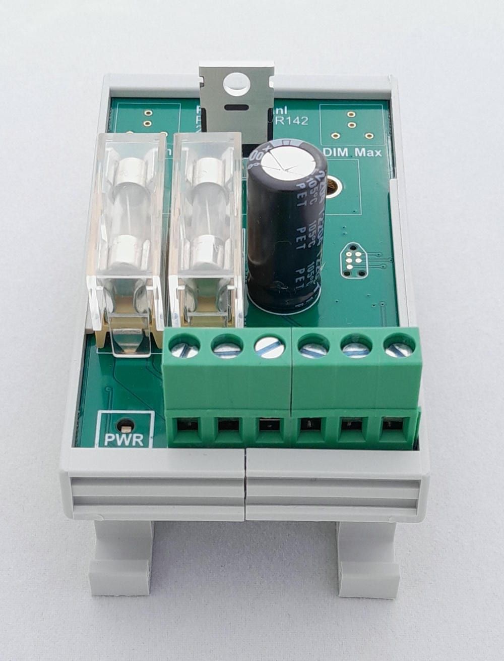 PR142-module in DIN-railbehuizing, vooraanzicht met zes schroefklemmen en twee zekeringen