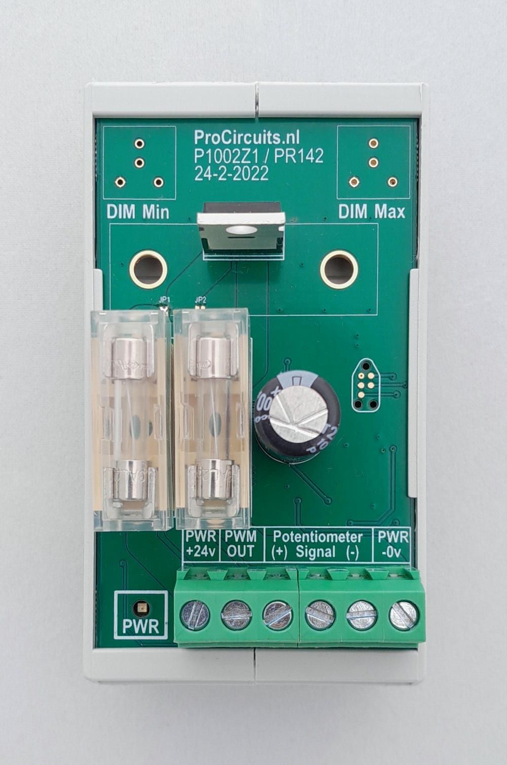 PR142-module van boven: twee zekeringen, led PWR en zes schroefklemmen
