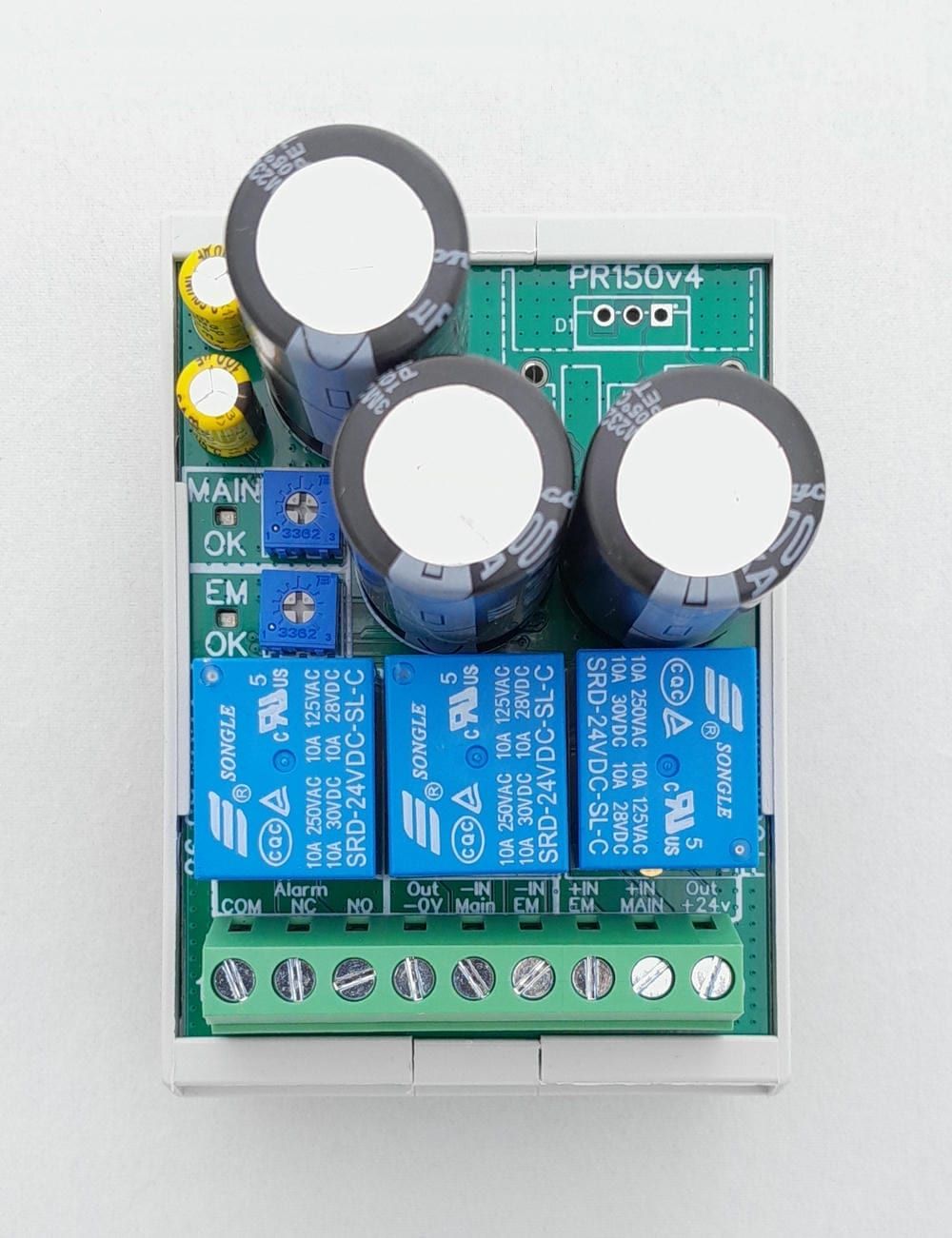 PR150 van boven: trimmers en leds MAIN OK en EM OK, relais en klemmen 1 tot en met 9