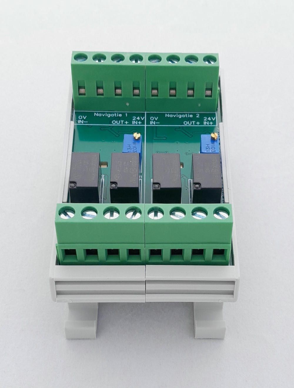 PR153-module, vooraanzicht met trimmers, relais en de klemmenstroken voor lampen en contacten