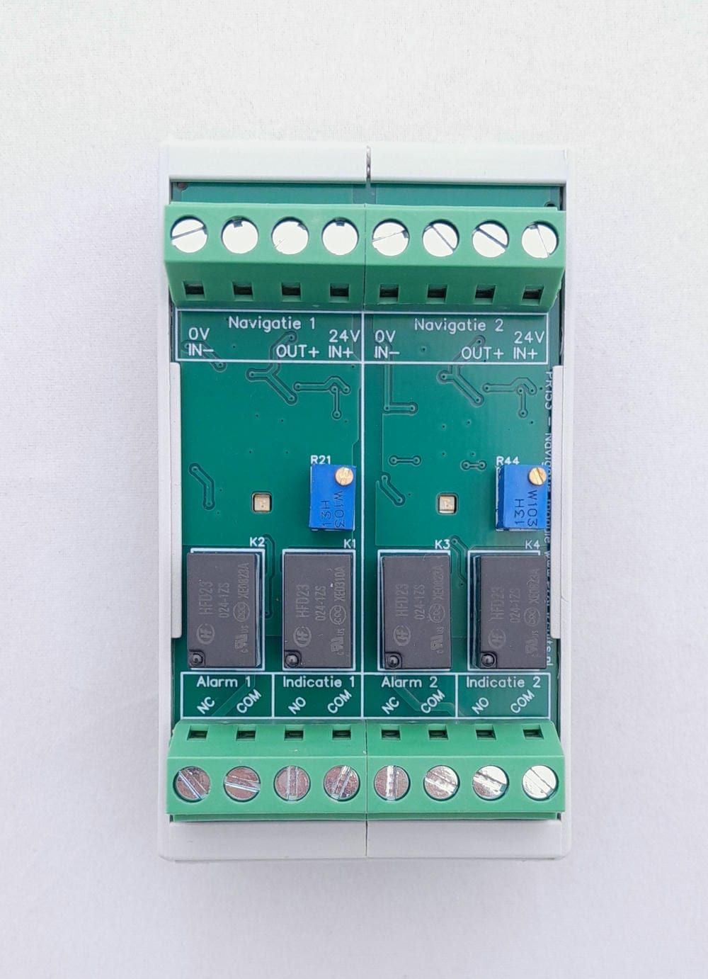 PR153-module van boven: klemmen Navigatie 1 en 2, trimmers, vier relais en klemmen Alarm en Indicatie
