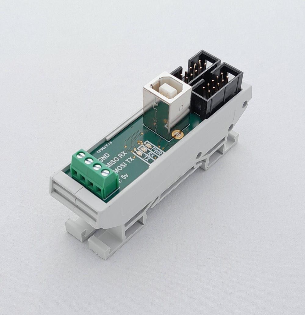 PR157s05 in DIN-railbehuizing, schuin van voren, met USB-aansluiting en vier schroefklemmen