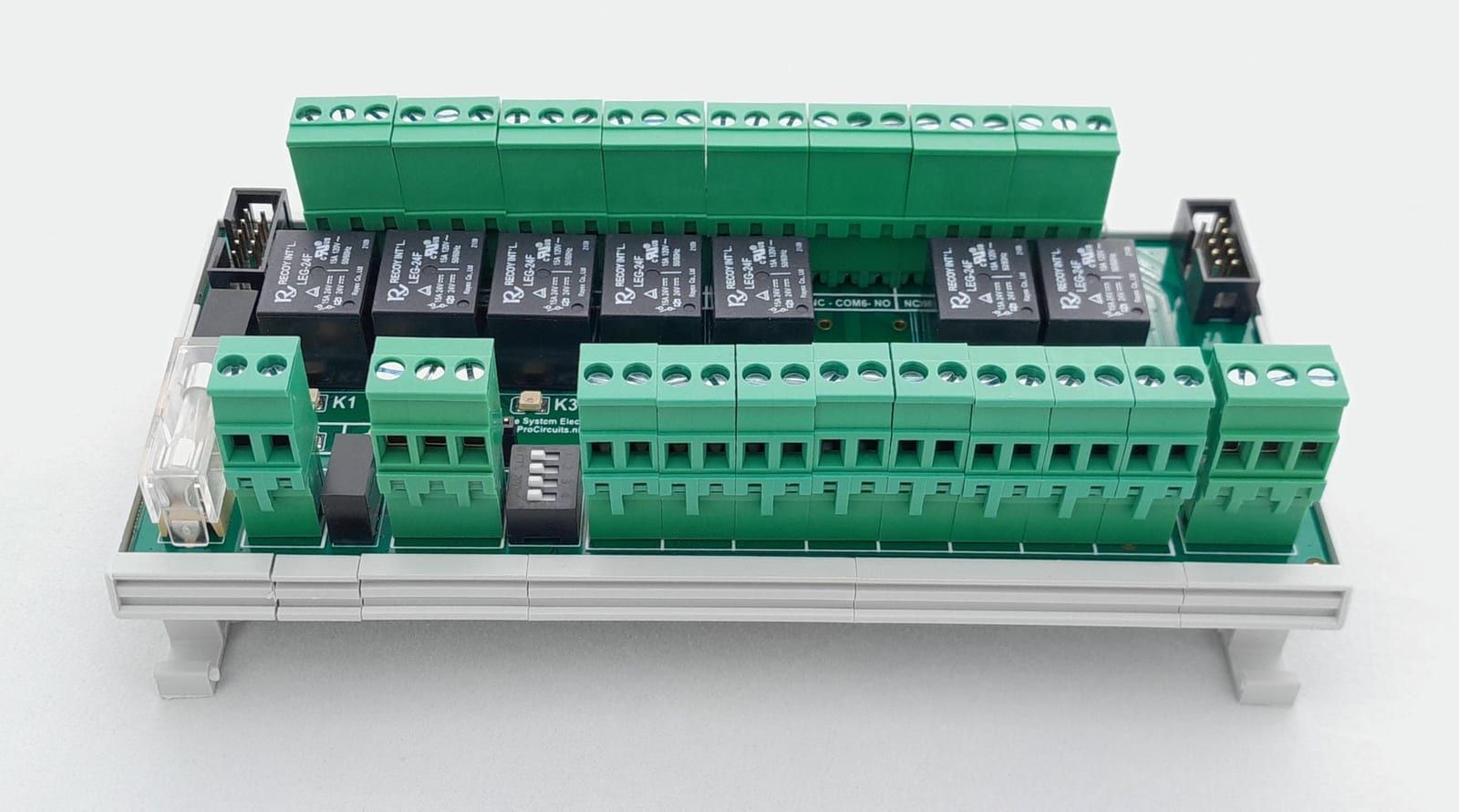 PR157s08, vooraanzicht met klemmen voor voeding, CAN-bus, ingangen en potmeter, en de relaisklemmen erachter