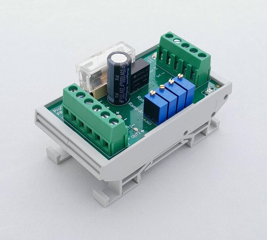 PR159-module in DIN-railbehuizing, schuin van voren: vier blauwe trimmers, zekering en schroefklemmen