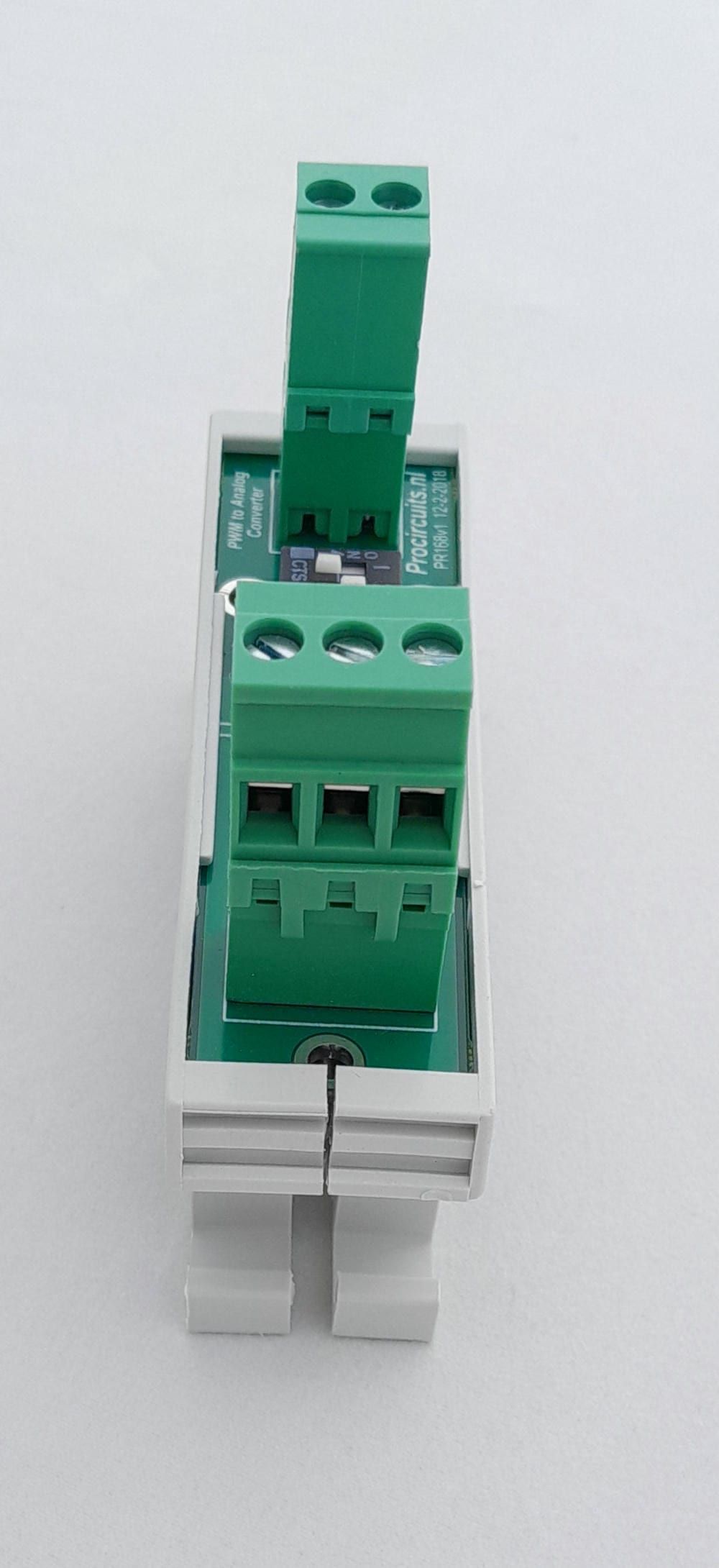 PR168 in DIN-railbehuizing, vooraanzicht met de schroefklemmen