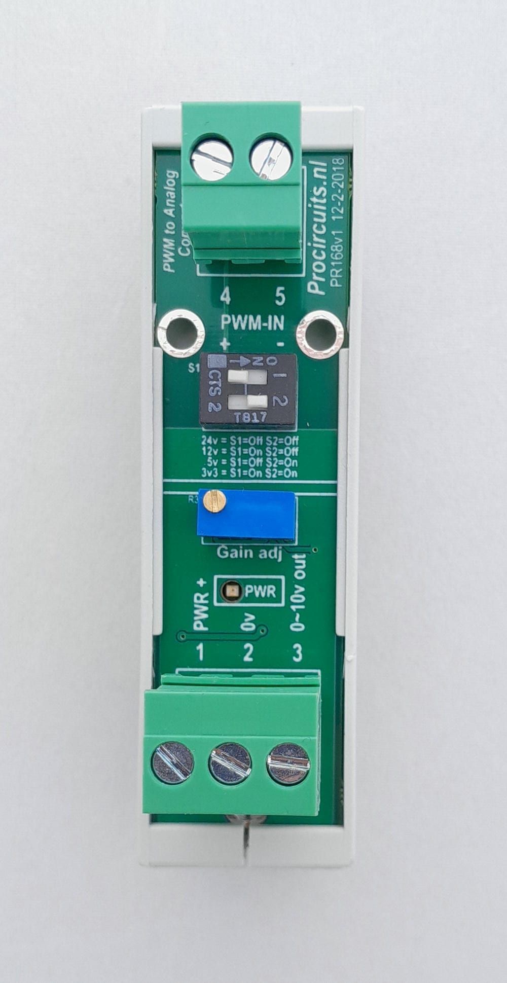 PR168 van boven: klem 4 en 5 (PWM-ingang), DIP-schakelaar, trimmer Gain adj, led PWR en klem 1 tot en met 3