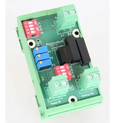 PR171s01 in groene DIN-railbehuizing, schuin van boven: twee DIP-schakelaars, trimmers P1 tot en met P3 en schroefklemmen voor voeding, analoge ingang en analoge uitgang