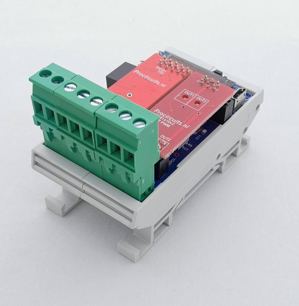 PR181-module met PWM-uitgang in DIN-railbehuizing, schuin van voren