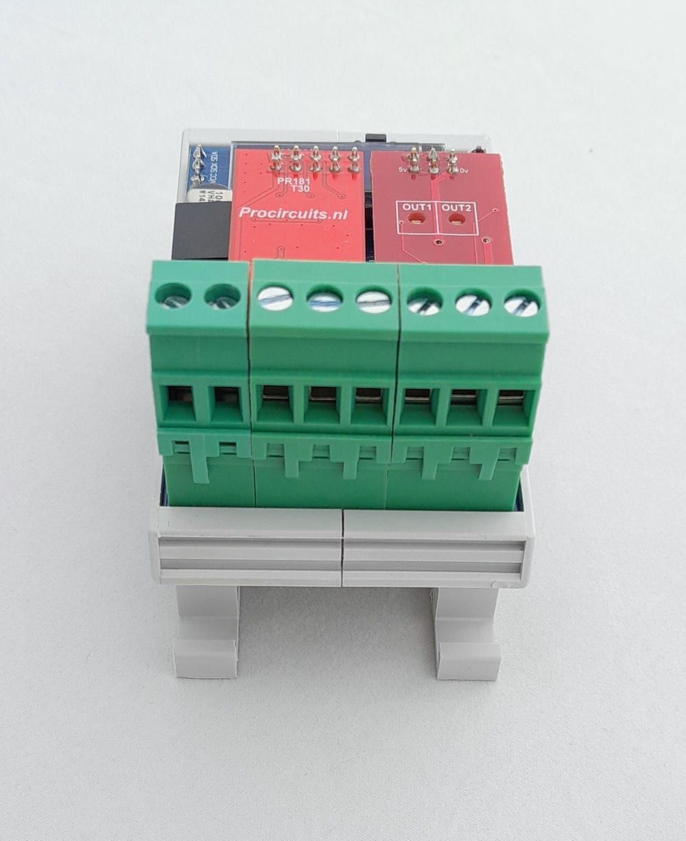 PR181-module met PWM-uitgang in DIN-railbehuizing, vooraanzicht met acht schroefklemmen