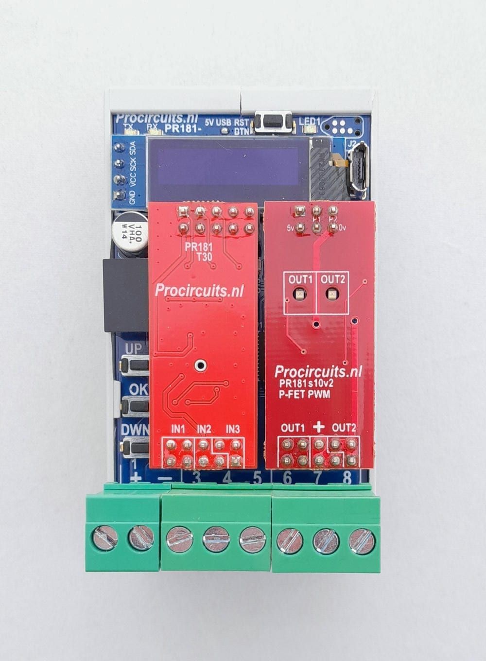 PR181-module met PWM-uitgang van boven: display, knoppen UP, OK en DOWN en acht schroefklemmen