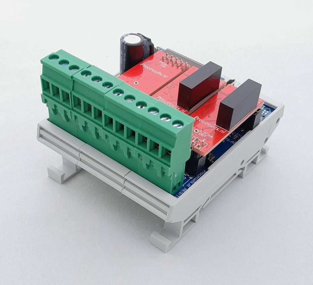 PR181-module met twaalf schroefklemmen in DIN-railbehuizing, schuin van voren