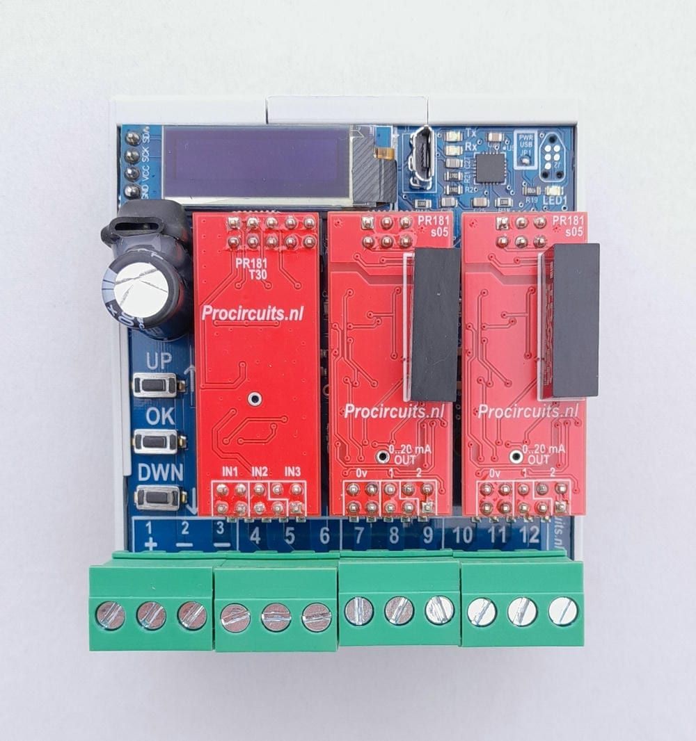 PR181-module van boven: display, knoppen UP, OK en DOWN en twaalf schroefklemmen
