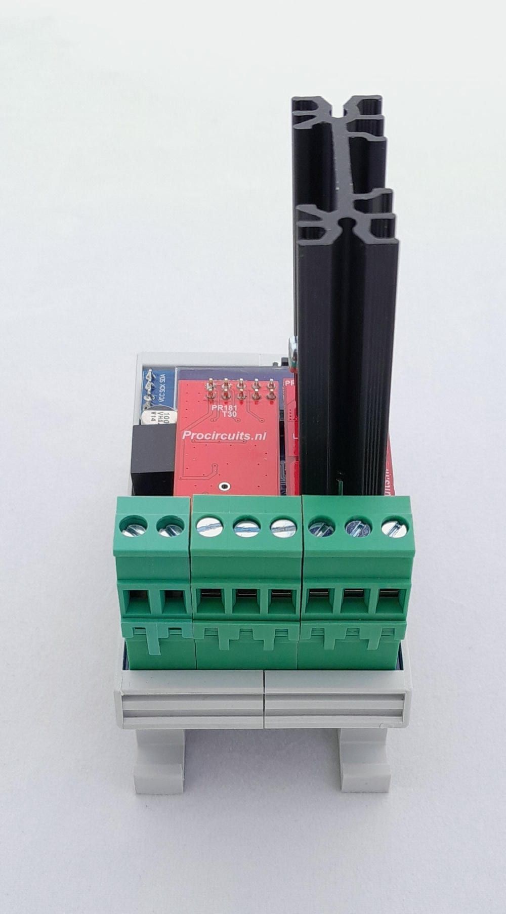 PR181-module met koellichaam, vooraanzicht met acht schroefklemmen