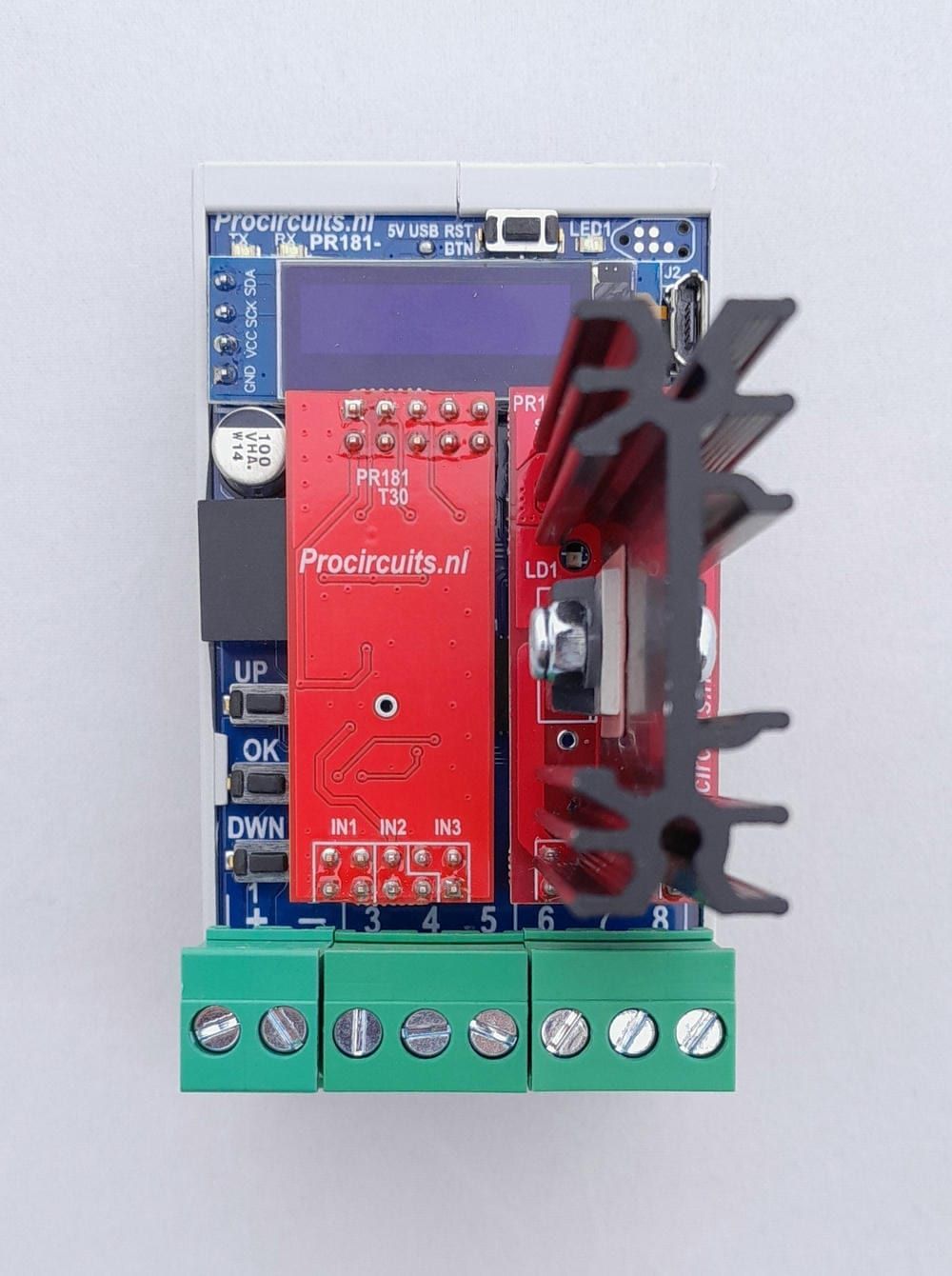 PR181-module van boven: display, knoppen UP, OK en DWN, koellichaam en klemmen 1 tot en met 8