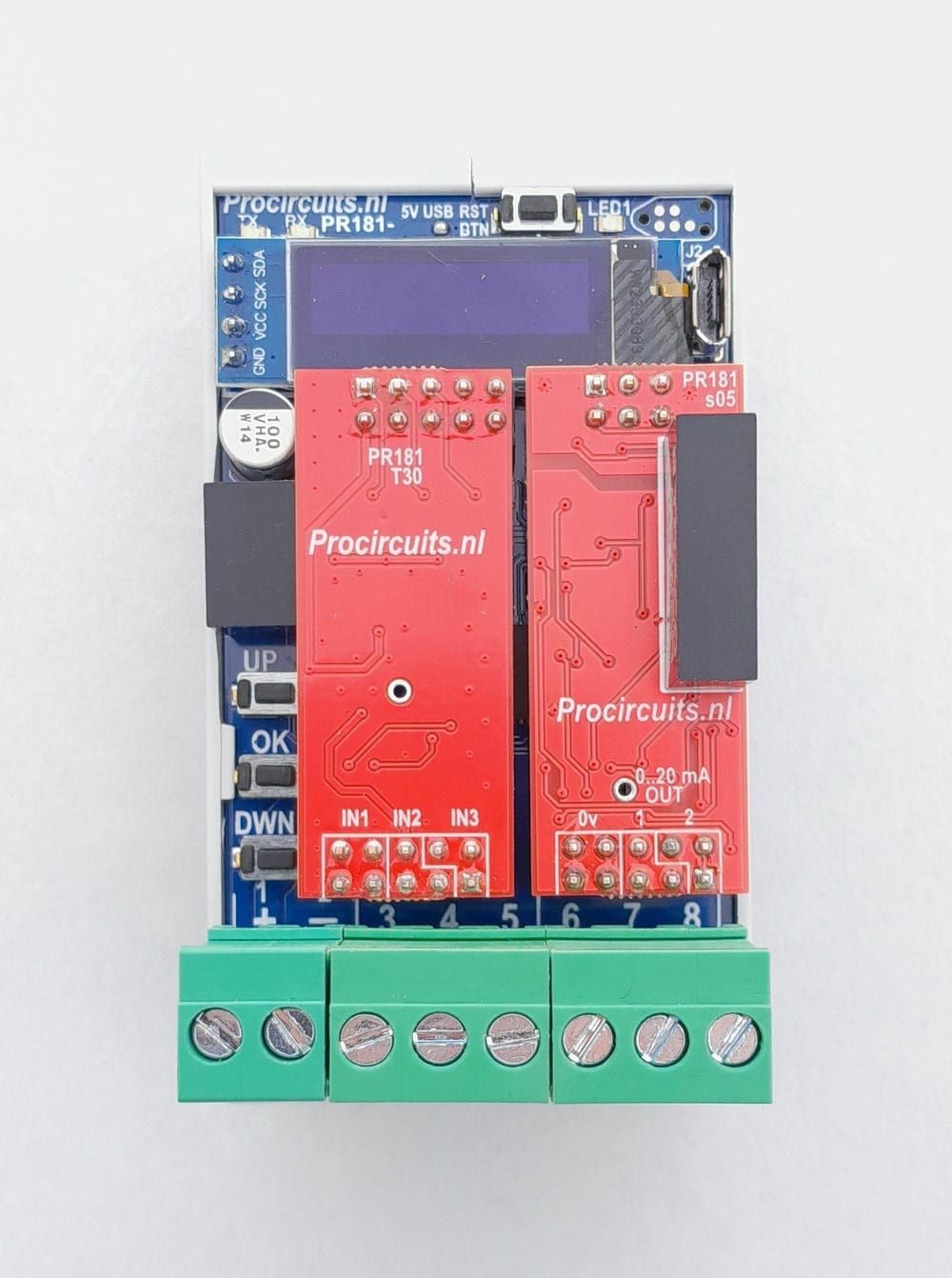 PR181-module van boven: display, knoppen UP, OK en DOWN en acht schroefklemmen