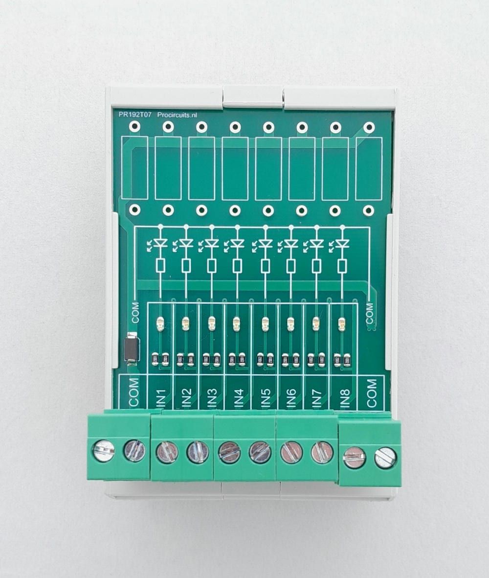 PR192T07 van boven: acht leds en klemmen COM, IN1 tot IN8 en COM