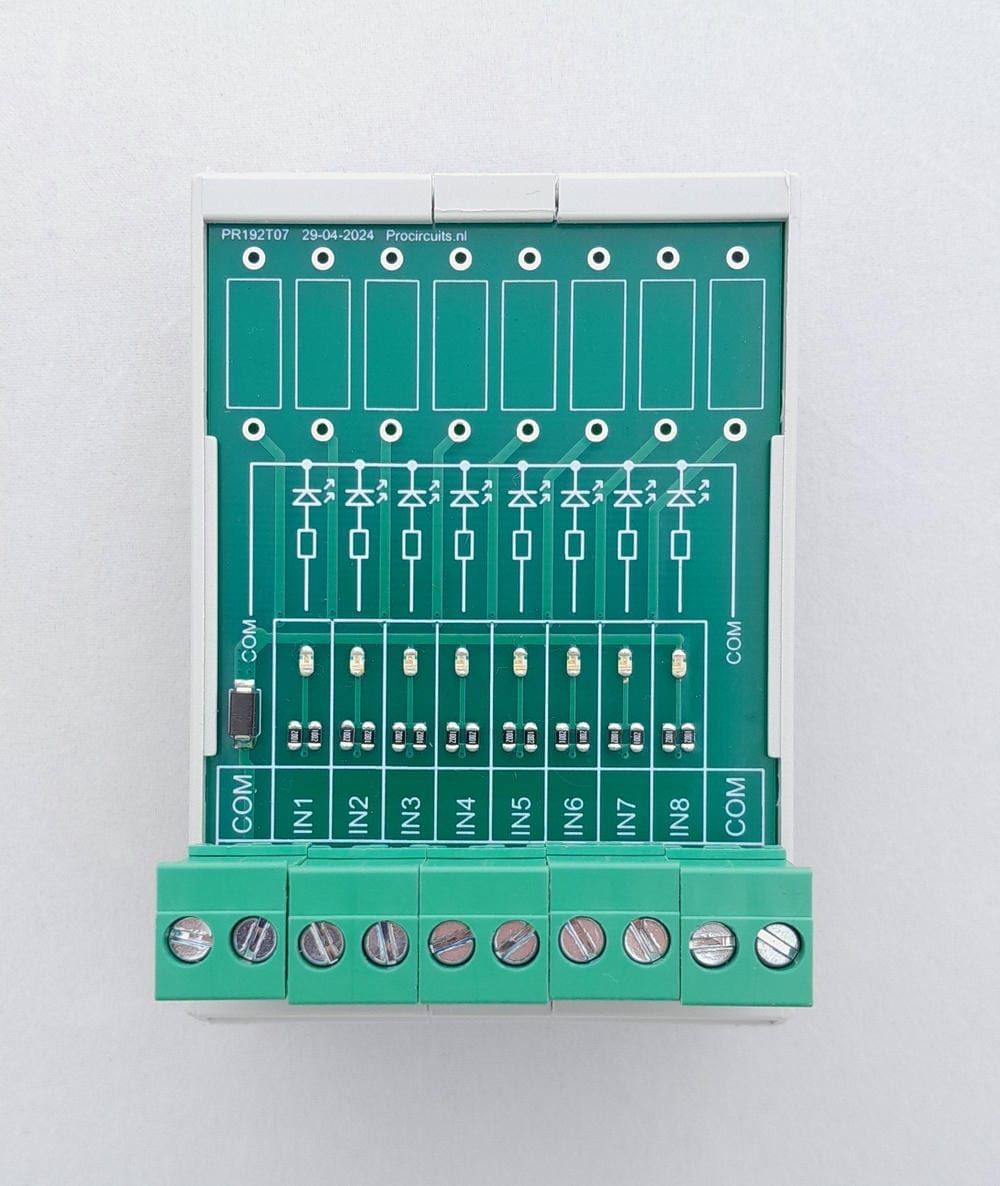 PR192-module van boven: acht leds en klemmen COM, IN1 tot IN8 en COM