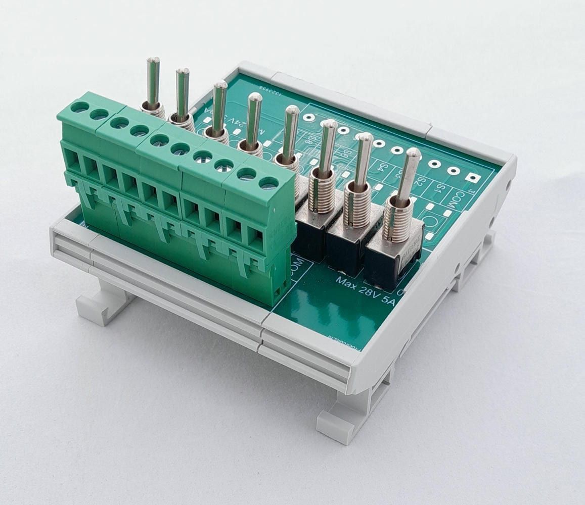 PR192-module met acht tuimelschakelaars in DIN-railbehuizing, schuin van voren