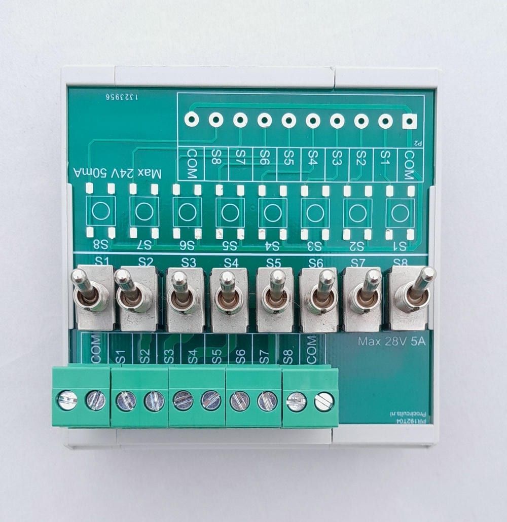 PR192-module van boven: tuimelschakelaars S1 tot S8 en klemmen COM, S1 tot S8 en COM