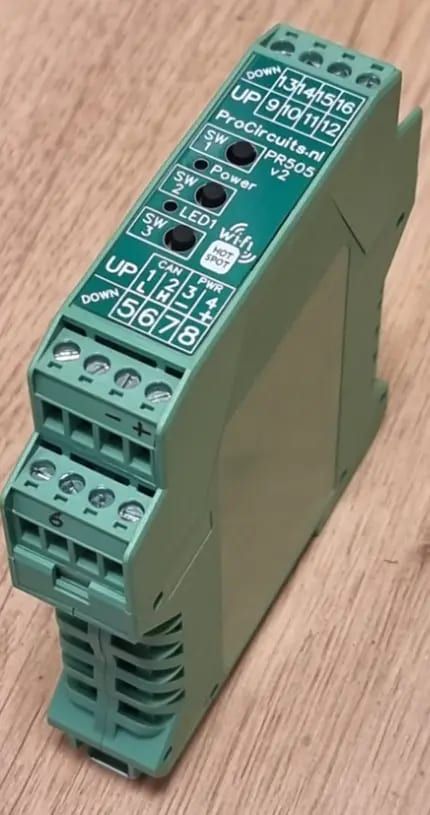 PR505x015 in smalle DIN-railbehuizing: knoppen SW1, SW2 en SW3, leds en genummerde schroefklemmen