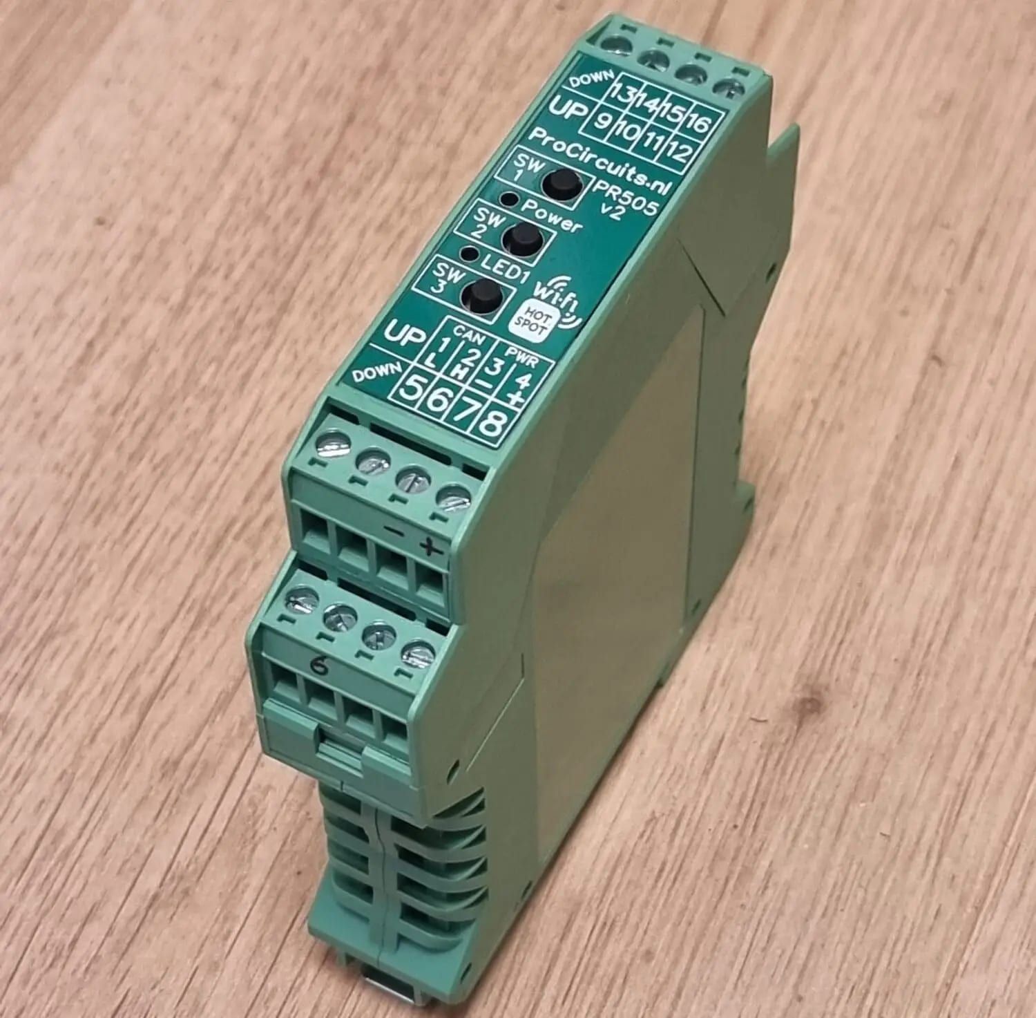 PR505-module in DIN-railbehuizing, schuin van boven: knoppen SW1 tot en met SW3, leds, wifi-hotspot en schroefklemmen