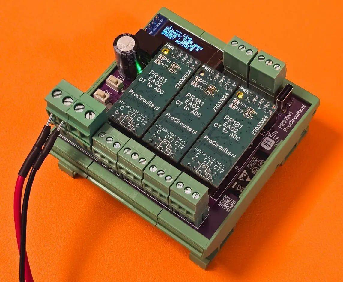PR515x001 in DIN-railbehuizing: OLED-display met live-weergave, drie insteekprintjes voor de stroomtransformatoren en schroefklemmen
