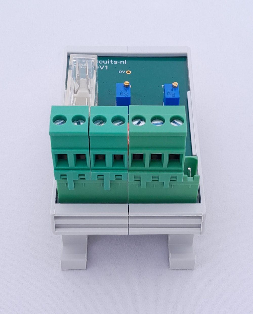 PR520-X001 in DIN-railbehuizing, vooraanzicht met schroefklemmen en de trimmers