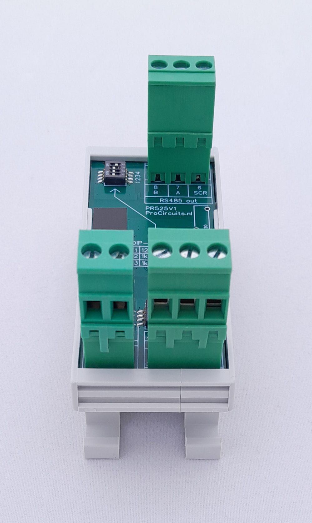 PR525x001, vooraanzicht met de klemmenblokken voor voeding, RS485 in en RS485 out