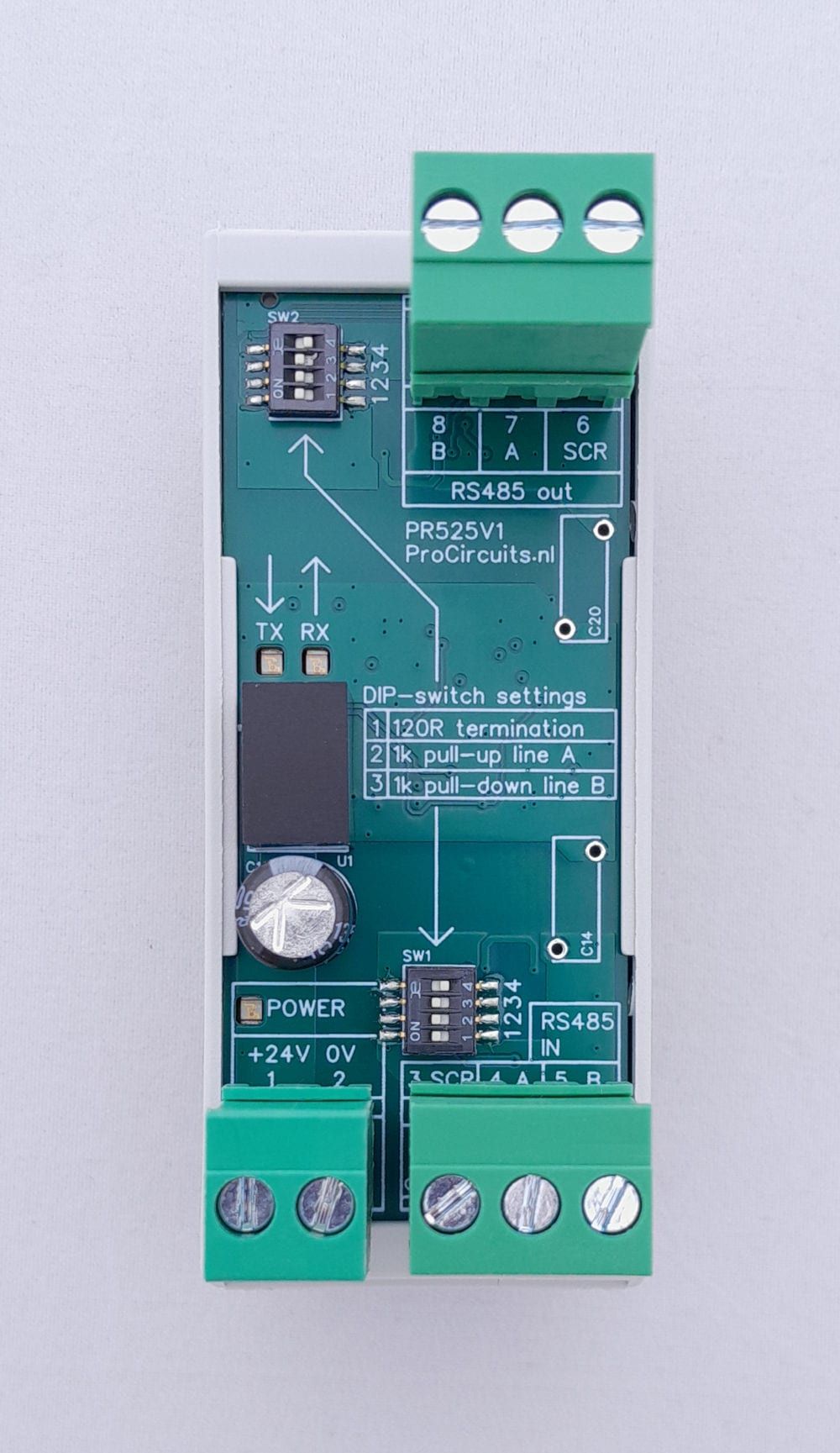 PR525x001 van boven: klemmen voor voeding, RS485 in en RS485 out, DIP-schakelaars SW1 en SW2 en leds POWER, TX en RX