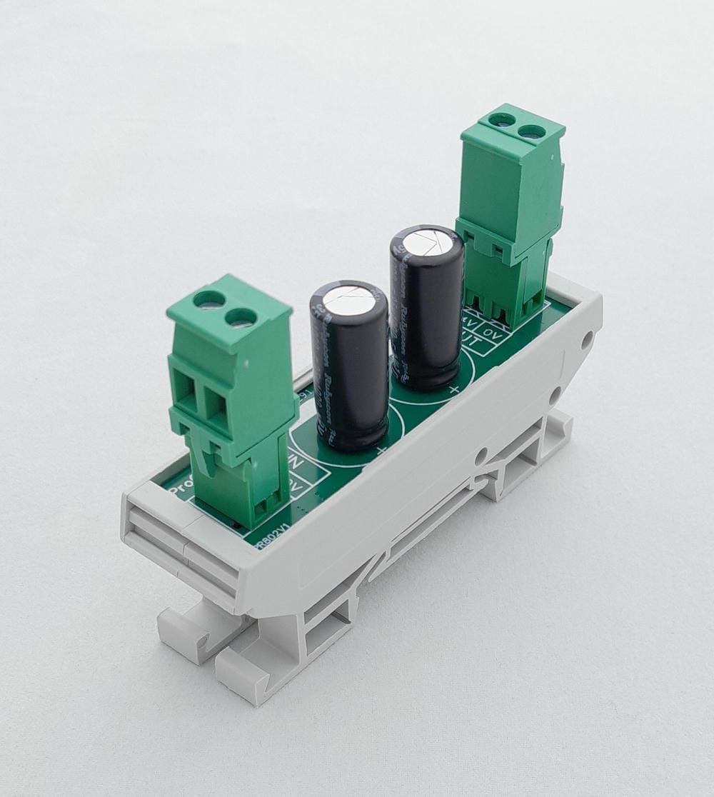 PR802 in DIN-railbehuizing, schuin van voren: klemmen IN en OUT en twee condensatoren