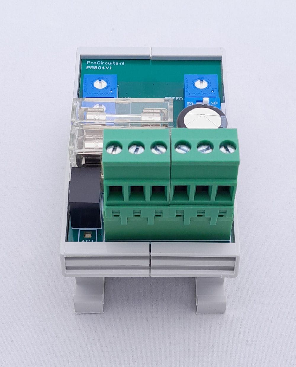 PR804-module in DIN-railbehuizing, vooraanzicht met zes schroefklemmen en twee zekeringen