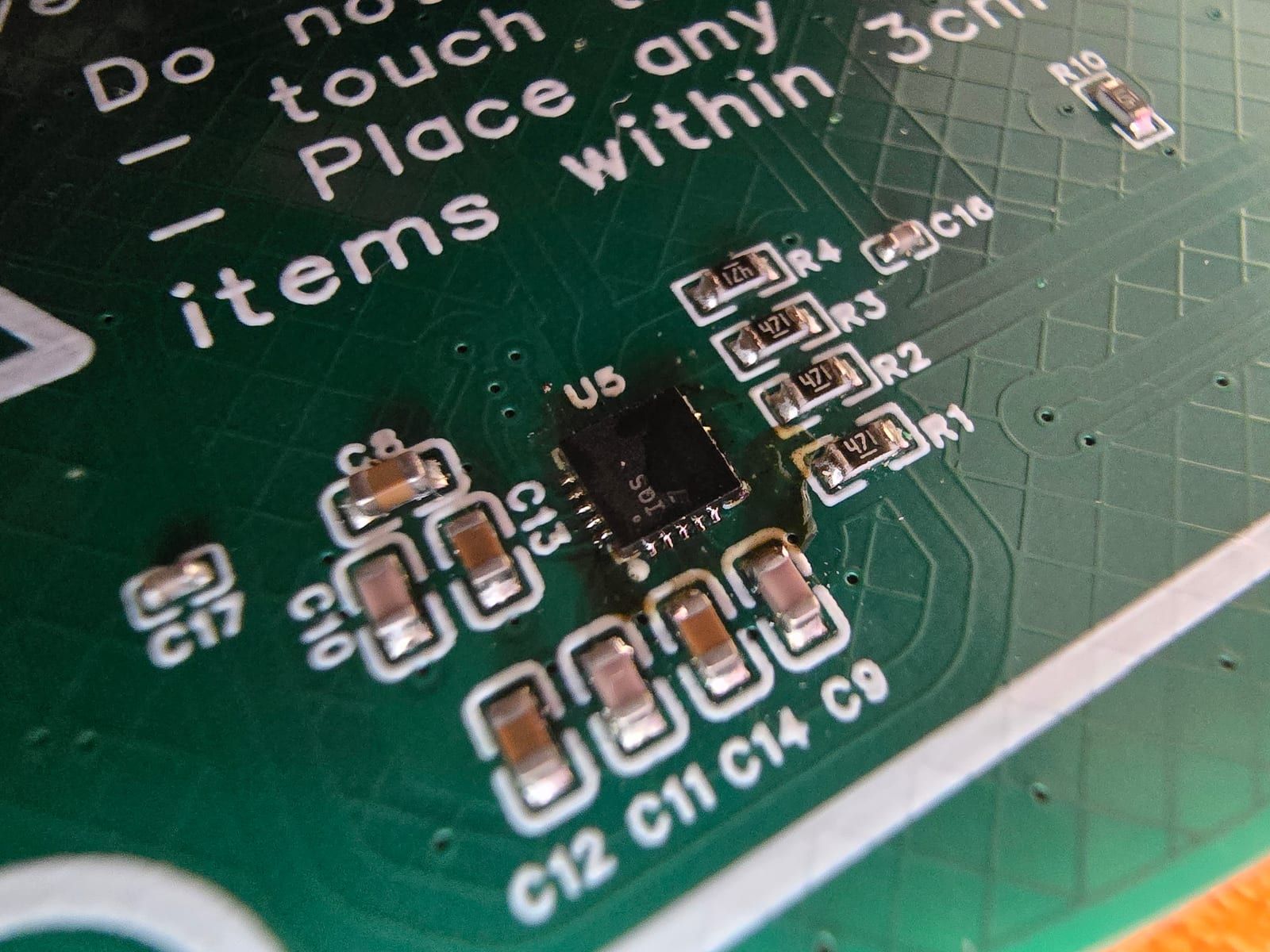 Close-up van een printplaat met SMD-componenten